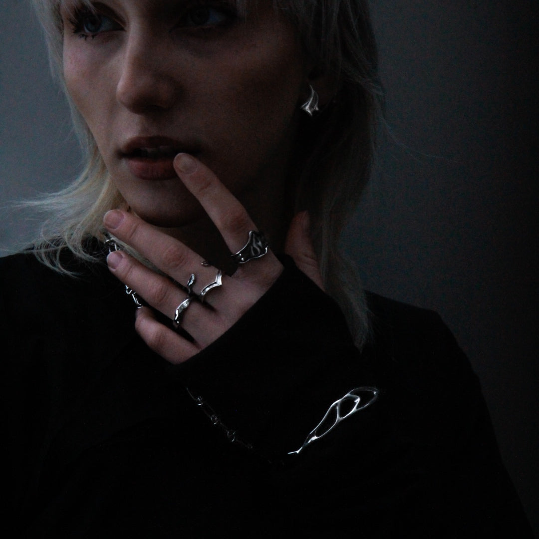 SHADOW CREST RING SILVER