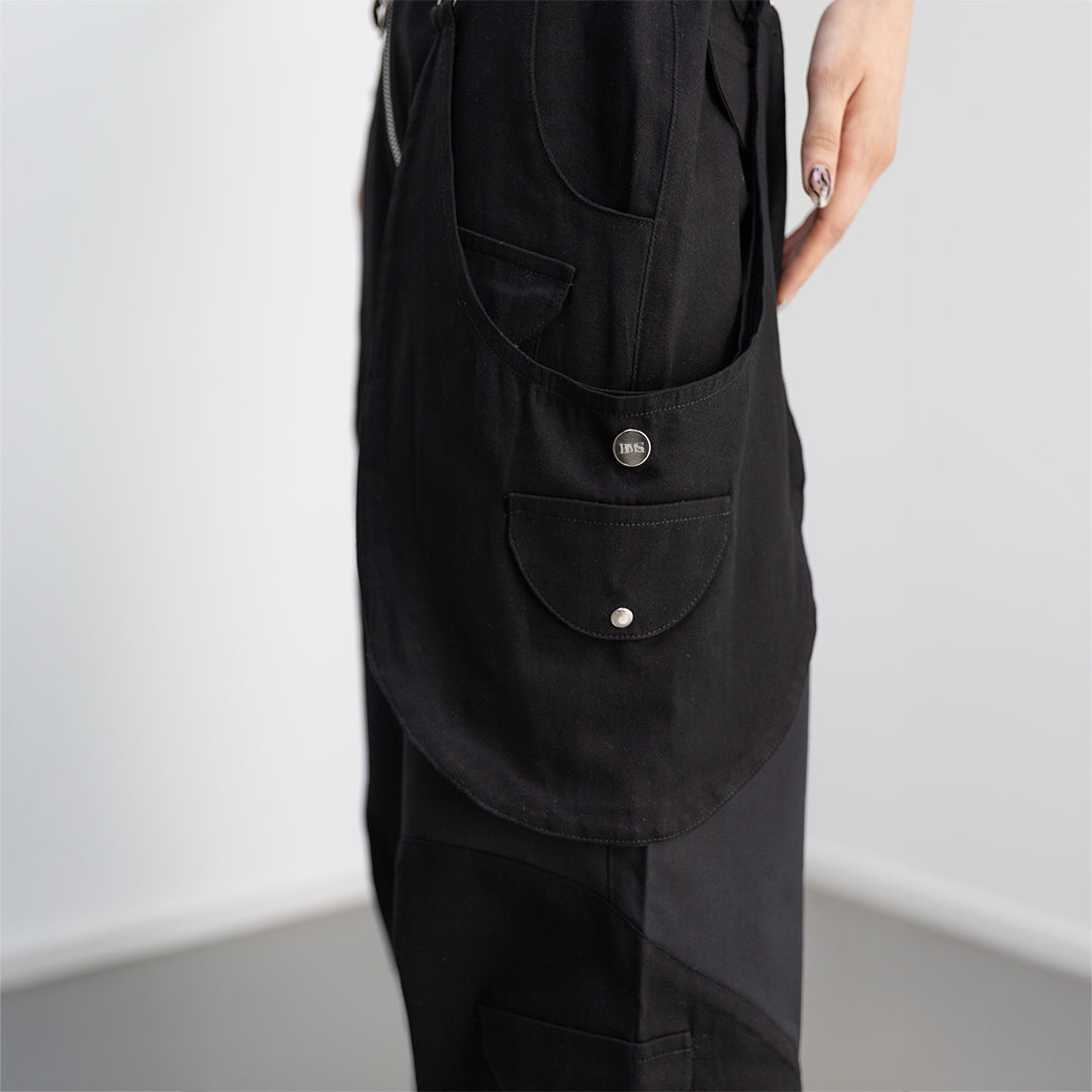 Detail side view of our survivor unisex baggy pants / jeans in black color with silver elements and detachable sidepocket 