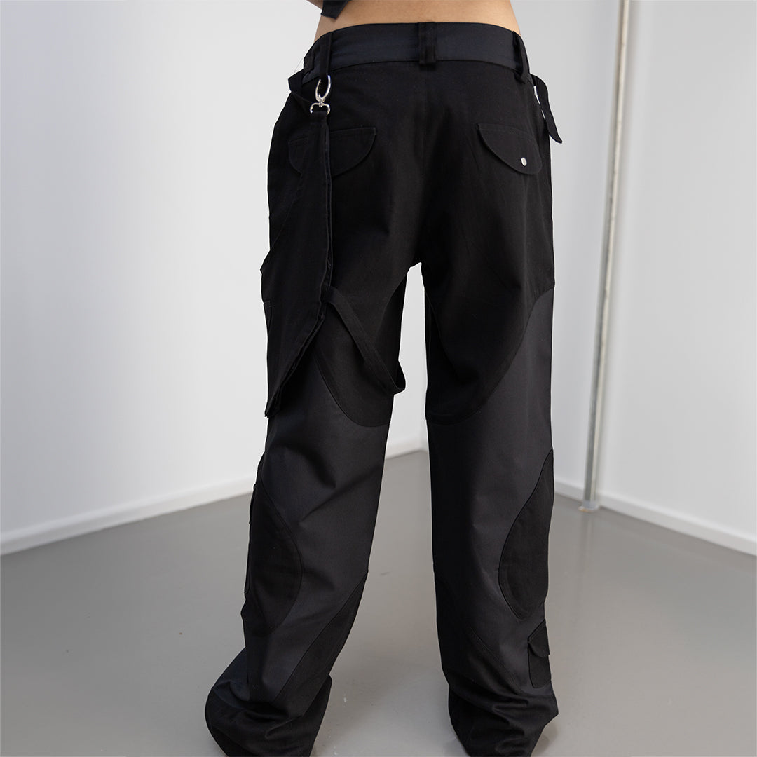 Back detail view of our survivor unisex baggy pants / jeans in black color with silver elements and detachable sidepocket 