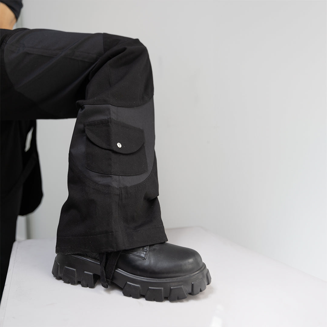 Detail view of our survivor unisex baggy pants / jeans in black color with silver elements and detachable sidepocket 